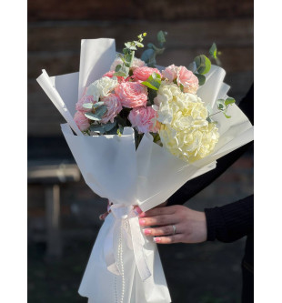 Воздушный букет с гортензией и кустовой розой в нежно-розовых оттенках
