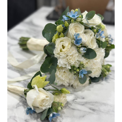 Воздушный бело-голубой букет невесты с диантусами, эустомой и твидией