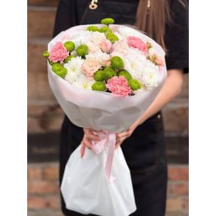 Стильный букет с хризантемой и кустовой розой в бело-зелёных тонах