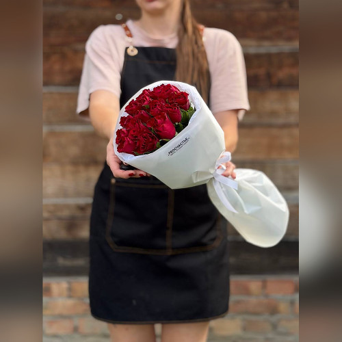 Страстный букет из 15 красных роз Кения 40 см